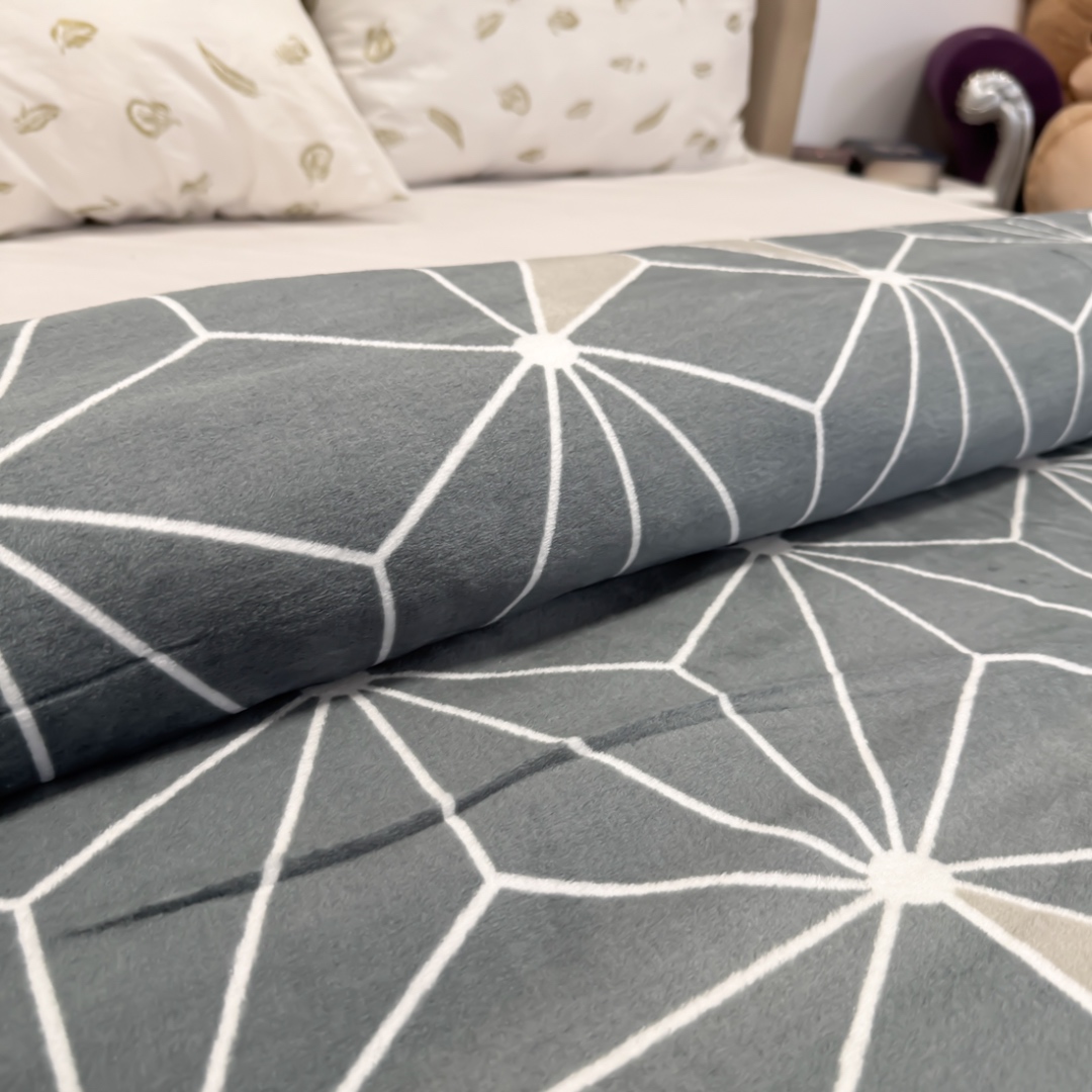 Patura Super Soft Cocolino, 200x230 cm – Rasfat absolut in zilele reci, Gri, stelute, forme geometrice - view 3