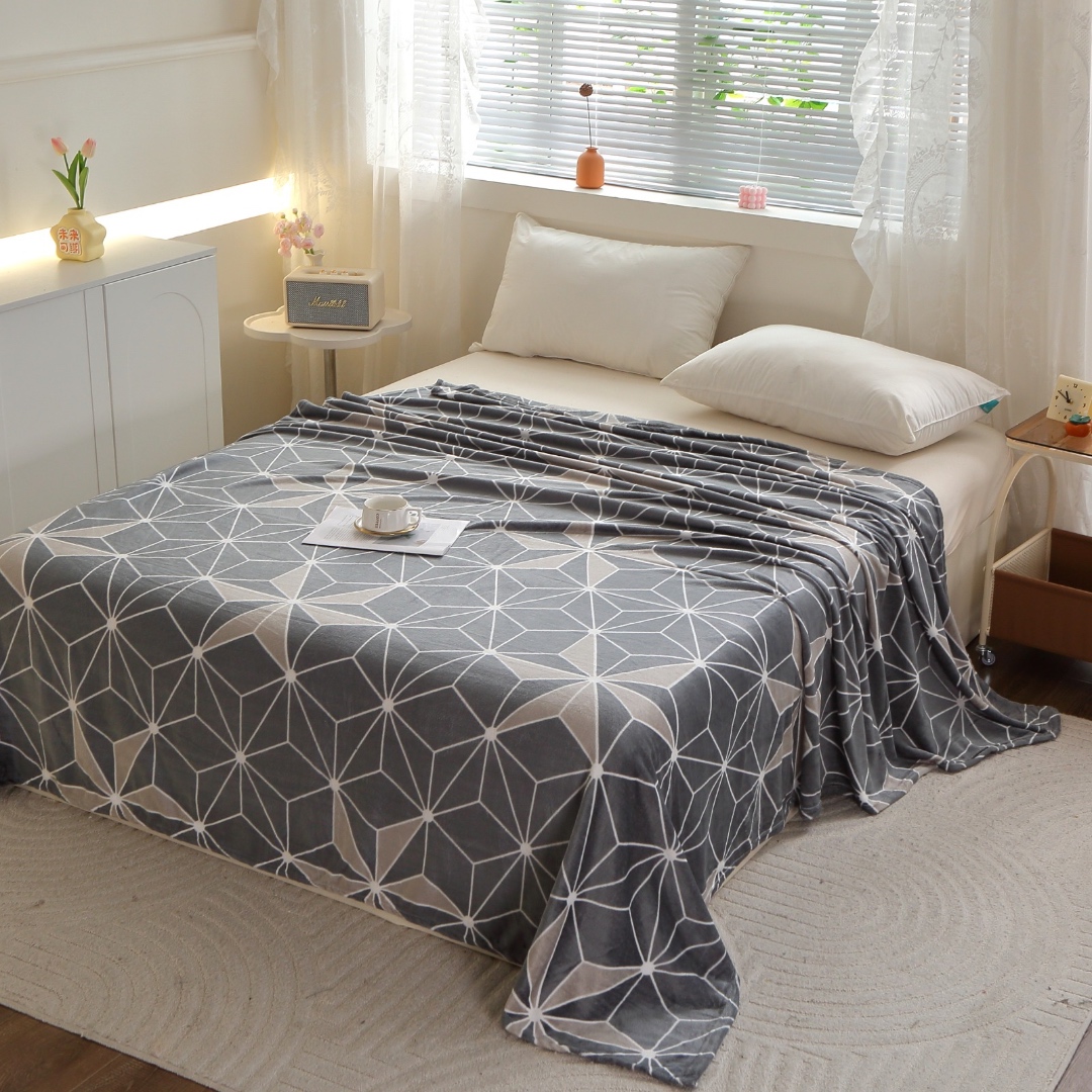 Patura Super Soft Cocolino, 200x230 cm – Rasfat absolut in zilele reci, Gri, stelute, forme geometrice - view 4