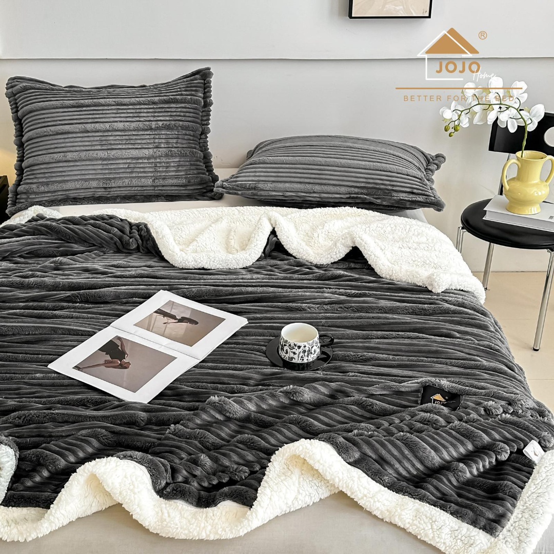 Patura CoCoLiNo cu blanita Sherpa, 200x230cm, cu Fermoar, cu 2 fete de perna 50x70cm, Jojo Home, Dungi, Gri inchis - imagine 2