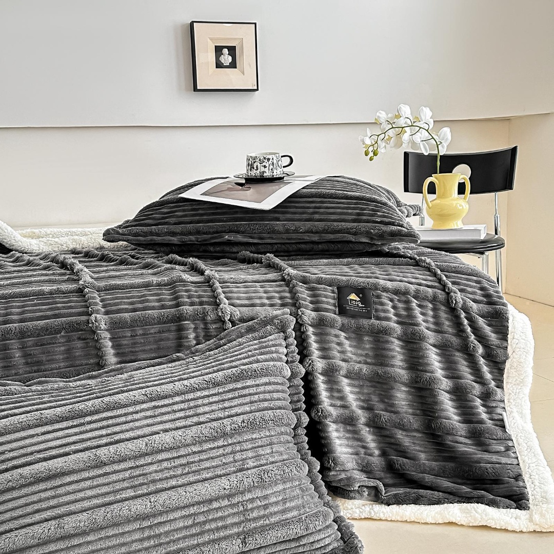 Patura CoCoLiNo cu blanita Sherpa, 200x230cm, cu Fermoar, cu 2 fete de perna 50x70cm, Jojo Home, Dungi, Gri inchis - imagine 4