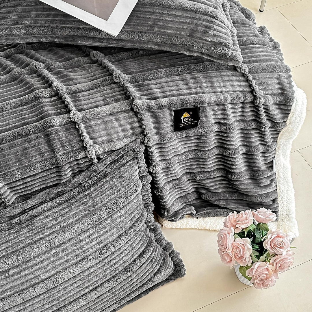 Patura CoCoLiNo cu blanita Sherpa, 200x230cm, cu Fermoar, cu 2 fete de perna 50x70cm, Jojo Home, Dungi, Gri inchis - imagine 5