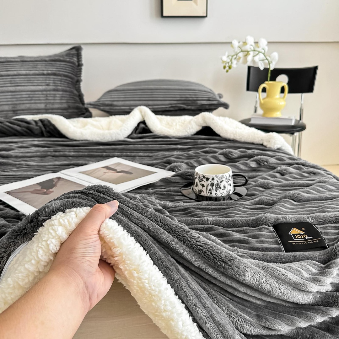 Patura CoCoLiNo cu blanita Sherpa, 200x230cm, cu Fermoar, cu 2 fete de perna 50x70cm, Jojo Home, Dungi, Gri inchis - imagine 6