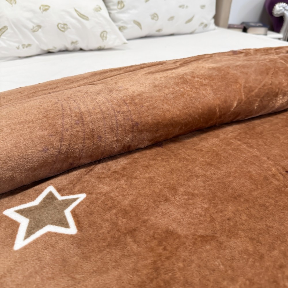 Patura Super Soft Cocolino, 200x230 cm – Rasfat absolut in zilele reci, Maro, stelute - view 3