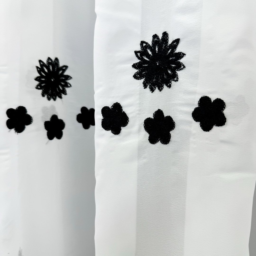 Perdea Crina din Voal Brodat, model cu flori negre, Alb, 140cm latime x 260cm inaltime, cu rejansa pt bara - view 3