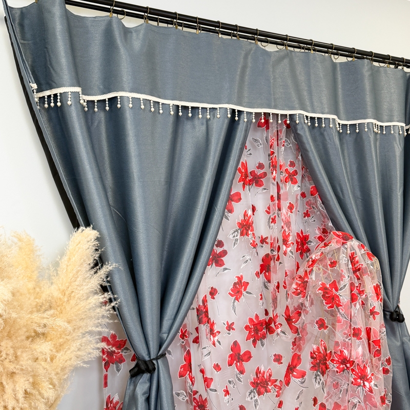 Set 3 metri de 2 bucati de Draperie BlackOut, Pearls, 150cm latime x 270cm inaltime, Gri cu Sclipici + Perdea 400cm latime x 270cm inaltime, din Matase Imprimata, Red Flowers - imagine 3