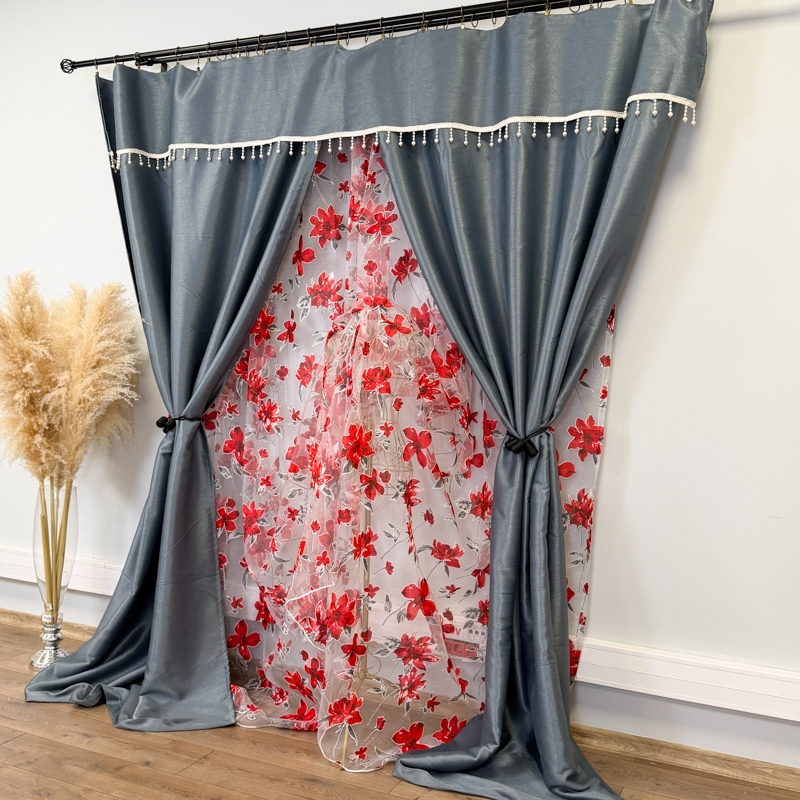 Set 3 metri de 2 bucati de Draperie BlackOut, Pearls, 150cm latime x 270cm inaltime, Gri cu Sclipici + Perdea 400cm latime x 270cm inaltime, din Matase Imprimata, Red Flowers - imagine 4