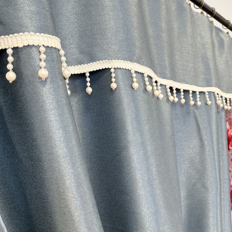 Set 3 metri de 2 bucati de Draperie BlackOut, Pearls, 150cm latime x 270cm inaltime, Gri cu Sclipici + Perdea 400cm latime x 270cm inaltime, din Matase Imprimata, Red Flowers - imagine 6