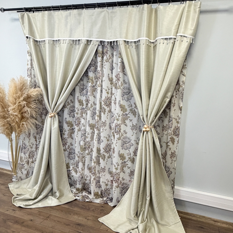 Set 3 metri de 2 bucati de Draperie BlackOut, Pearls, 150cm latime x 270cm inaltime, Crem cu Sclipici + Perdea 400cm latime x 270cm inaltime, din Matase Imprimata, Iris Mov - imagine 2