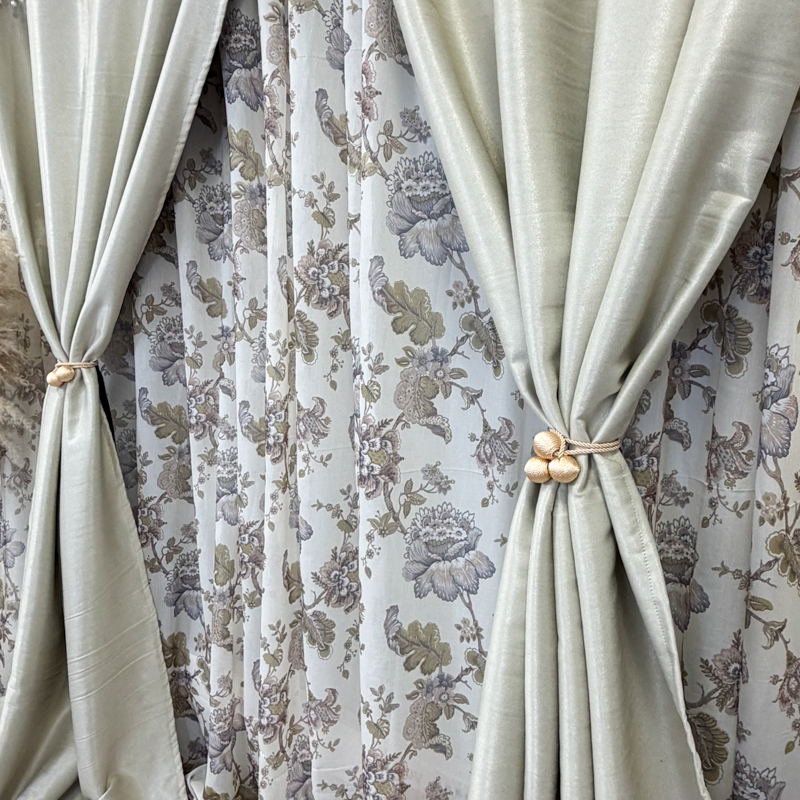 Set 3 metri de 2 bucati de Draperie BlackOut, Pearls, 150cm latime x 270cm inaltime, Crem cu Sclipici + Perdea 400cm latime x 270cm inaltime, din Matase Imprimata, Iris Mov - imagine 6