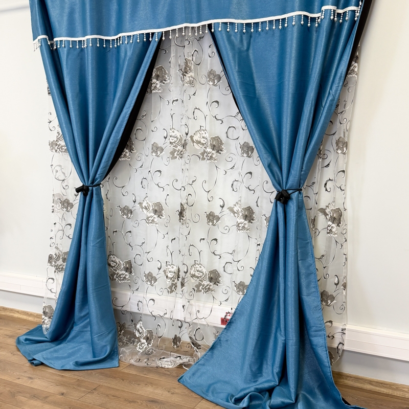 Set 3 metri de 2 bucati de Draperie BlackOut, Pearls, 150cm latime x 270cm inaltime, Albastru cu Sclipici + Perdea 400cm latime x 270cm inaltime, din Matase Imprimata, Bujori Gri - imagine 2