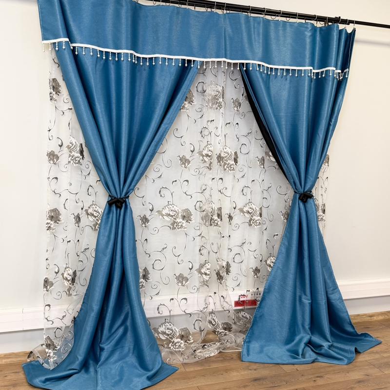Set 3 metri de 2 bucati de Draperie BlackOut, Pearls, 150cm latime x 270cm inaltime, Albastru cu Sclipici + Perdea 400cm latime x 270cm inaltime, din Matase Imprimata, Bujori Gri - imagine 3