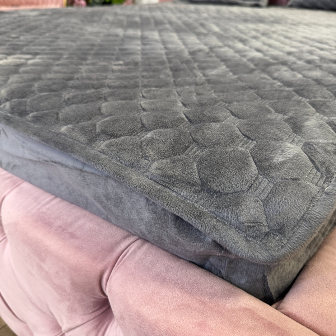 Husa Matlasata Tip Topper din Catifea 180x200cm, cu 2 Fete de Perna 50x70cm -  Somn Odihnitor si Sustinere pentru Spate, Gri inchis - imagine 7
