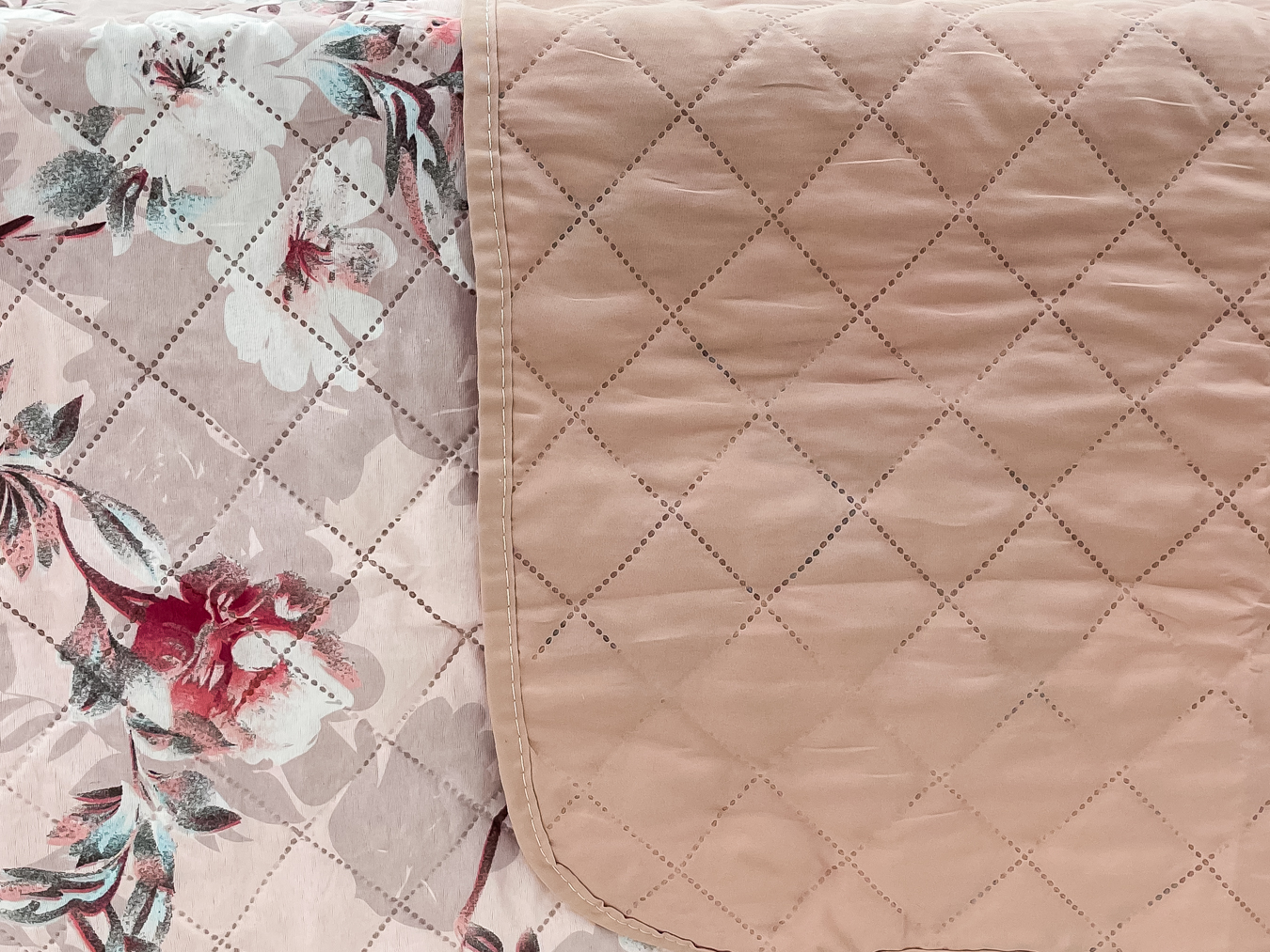 Cuvertura matlasata cu doua fete pentru pat dublu , 210x210, Roz pudra, flori - imagine 5