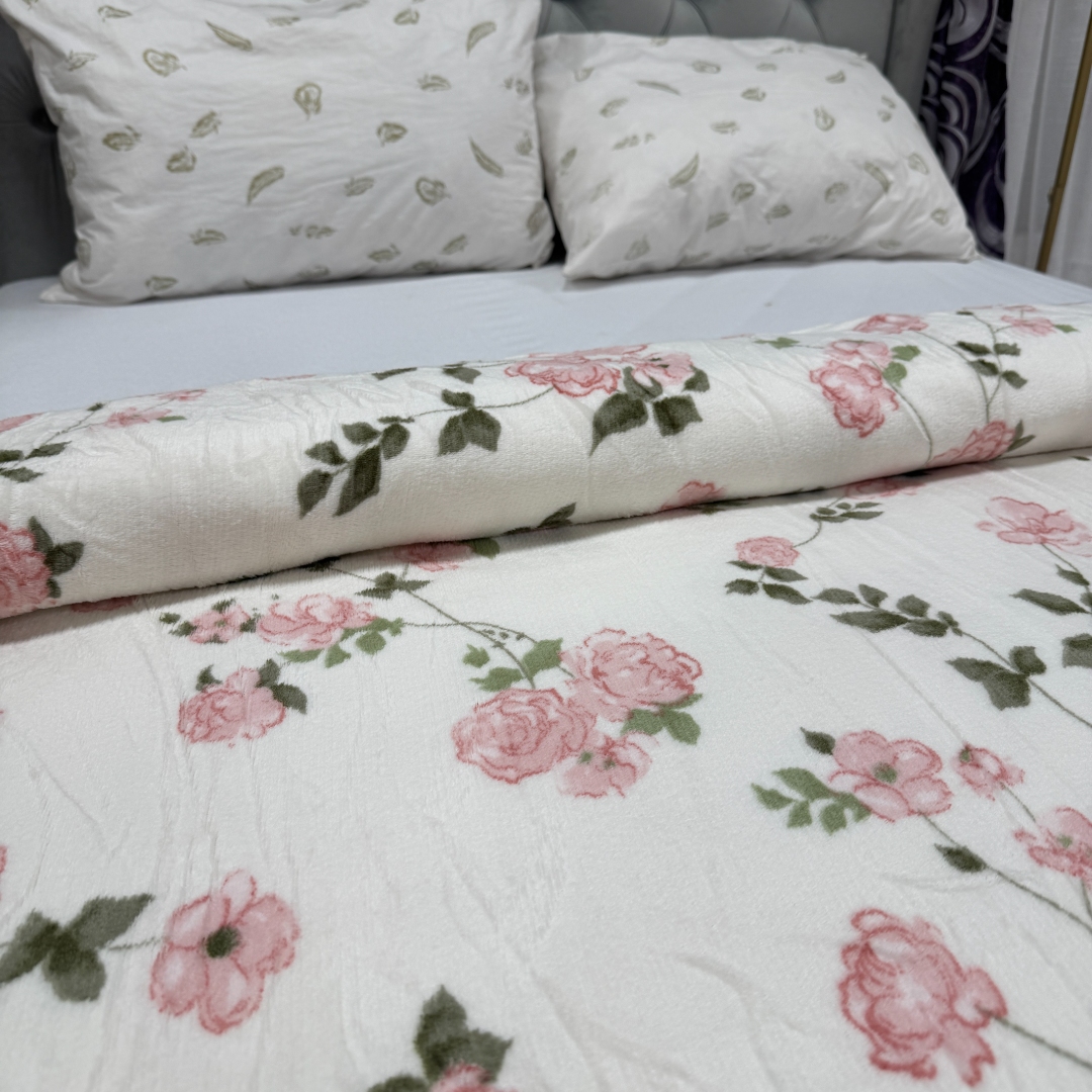 Patura pufoasa cocolino 200x230cm, 240g/mp, Alb, flori roz - imagine 4