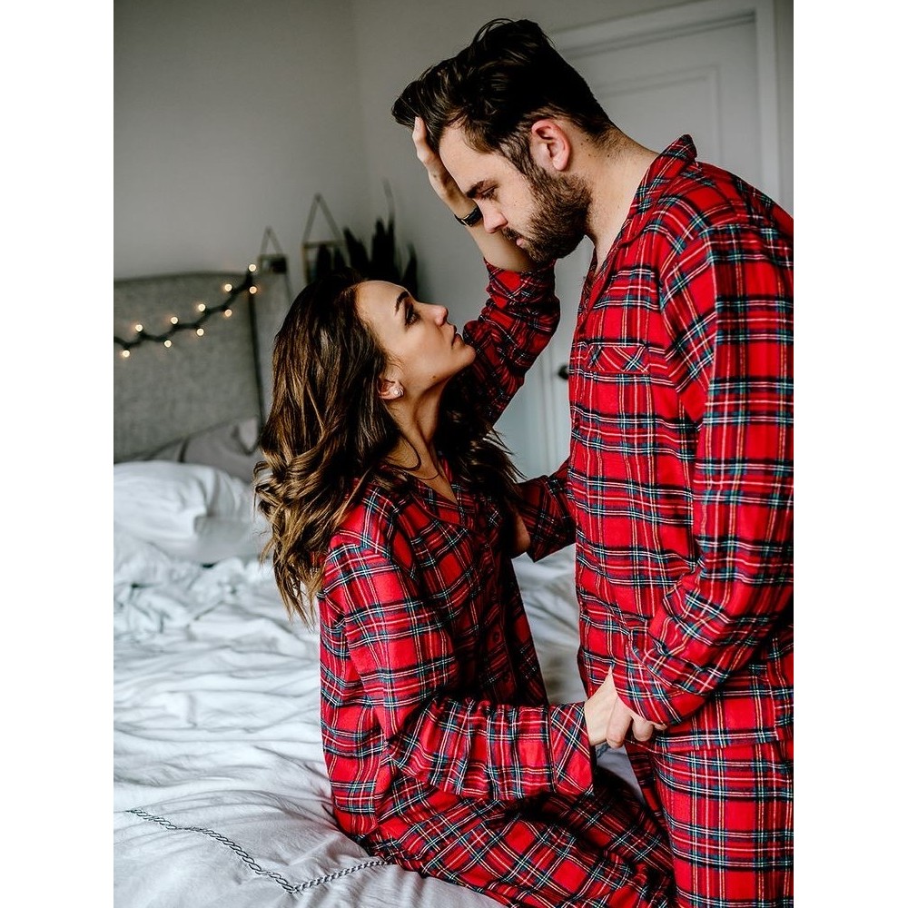 Set pijamale pentru cuplu din Satin Craciun cu vipusca rosie — imaginea 6