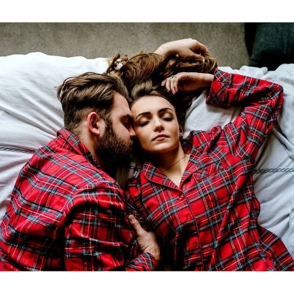 Set pijamale pentru cuplu din Satin Craciun cu vipusca rosie — imaginea 8