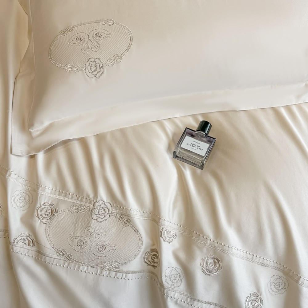 Lenjerie de Pat Premium Satin Deluxe cu Broderie Eleganta, Bumbac 100%, 4 Piese - Finete, Luciu Discret si Confort Superior, Ivoire Roses — imaginea 3