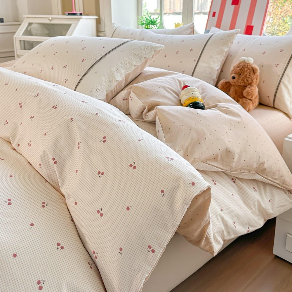 Lenjerie de Pat Premium, Bumbac 100%, cu Broderie si Volanase din Dantela, 4 Piese, Cearsaf cu Elastic, Bej, Cirese — imaginea 2