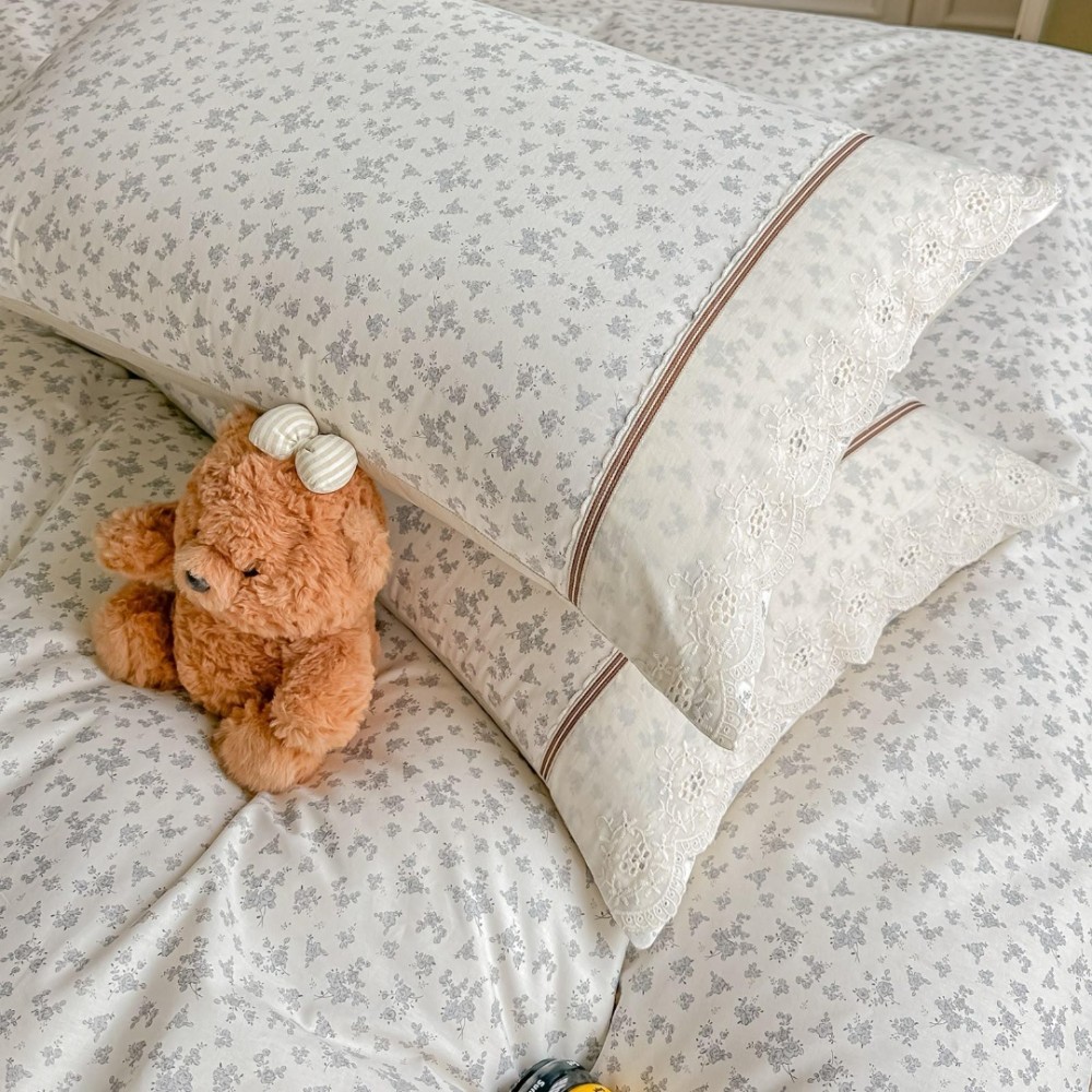 Lenjerie de Pat Premium, Bumbac 100%, cu Broderie si Volanase din Dantela, 4 Piese, Cearsaf cu Elastic, Alb, Bej, Bleu, Floricele — imaginea 5