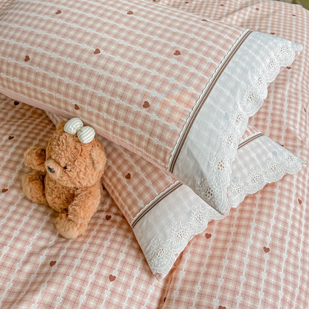Lenjerie de Pat Premium, Bumbac 100%, cu Broderie si Volanase din Dantela, 4 Piese, Cearsaf cu Elastic, Alb, Roz, Inimioare, Carouri — imaginea 4