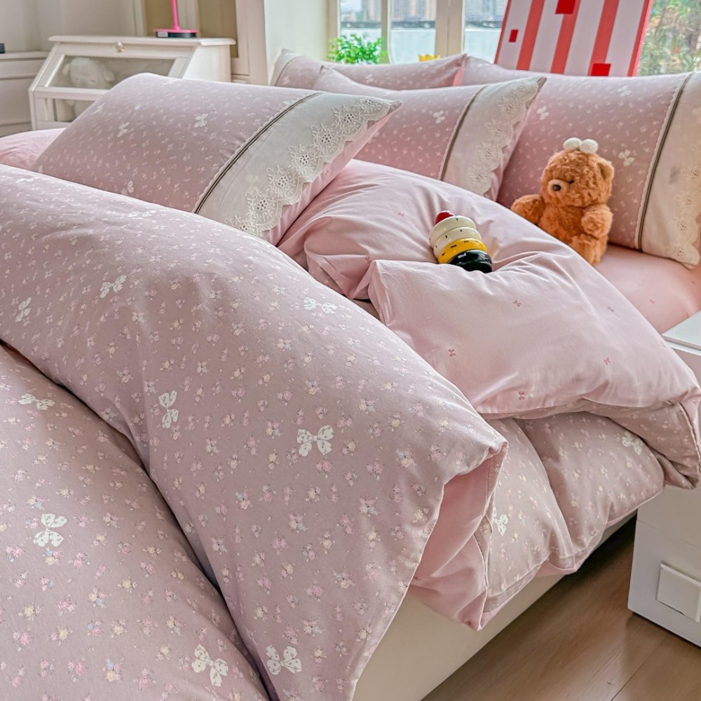 Lenjerie de Pat Premium, Bumbac 100%, cu Broderie si Volanase din Dantela, 4 Piese, Cearsaf cu Elastic, Alb, Roz, Fluturi, Flori — imaginea 3