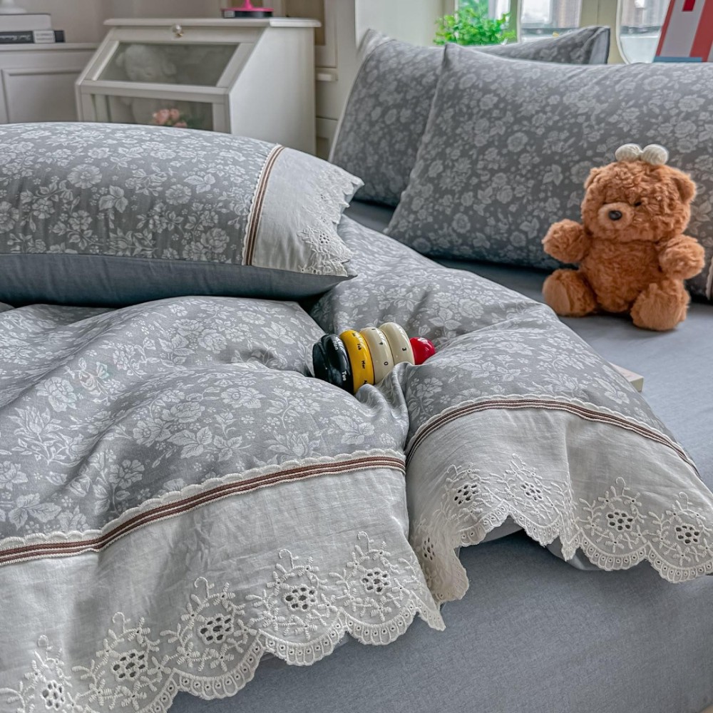 Lenjerie de Pat Premium, Bumbac 100%, cu Broderie si Volanase din Dantela, 4 Piese, Cearsaf cu Elastic, Gri, Floricele — imaginea 4