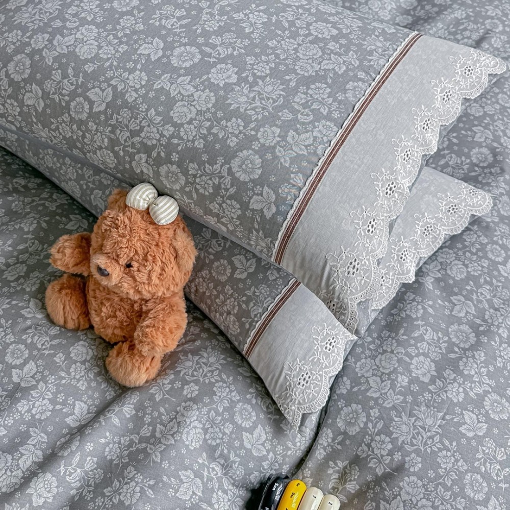 Lenjerie de Pat Premium, Bumbac 100%, cu Broderie si Volanase din Dantela, 4 Piese, Cearsaf cu Elastic, Gri, Floricele — imaginea 5
