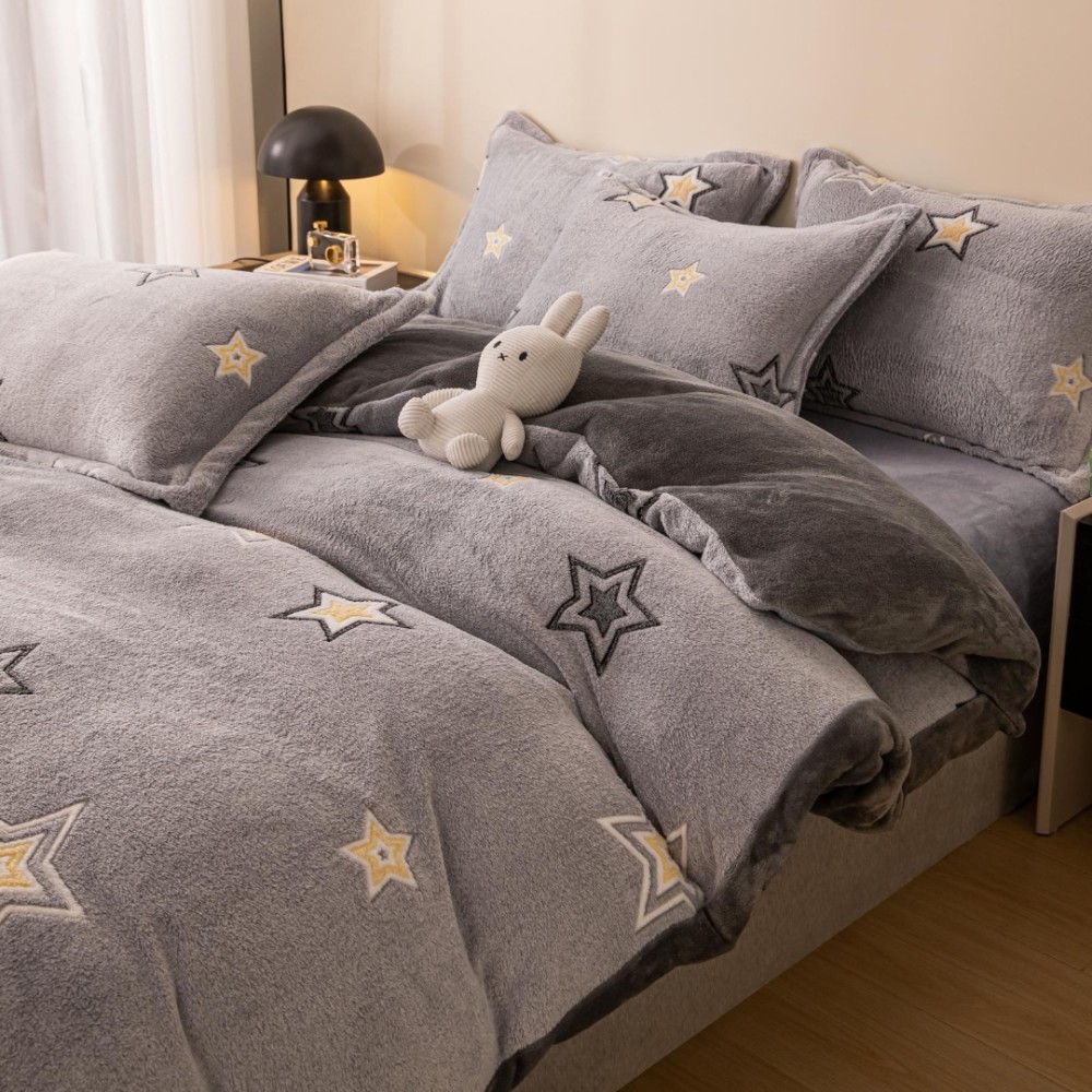 Lenjerie pat dublu, Super Pufoasa COCOLINO,cu ELASTIC, 4 piese, Jojo Home, Gri, Stelute — imaginea 3