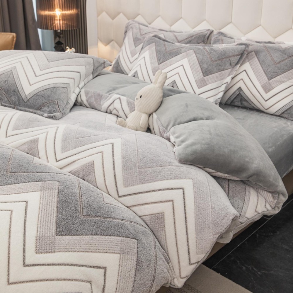 Lenjerie pat dublu, Super Pufoasa COCOLINO,cu ELASTIC, 4 piese, Jojo Home, Alb, Gri, Zig-Zag — imaginea 3
