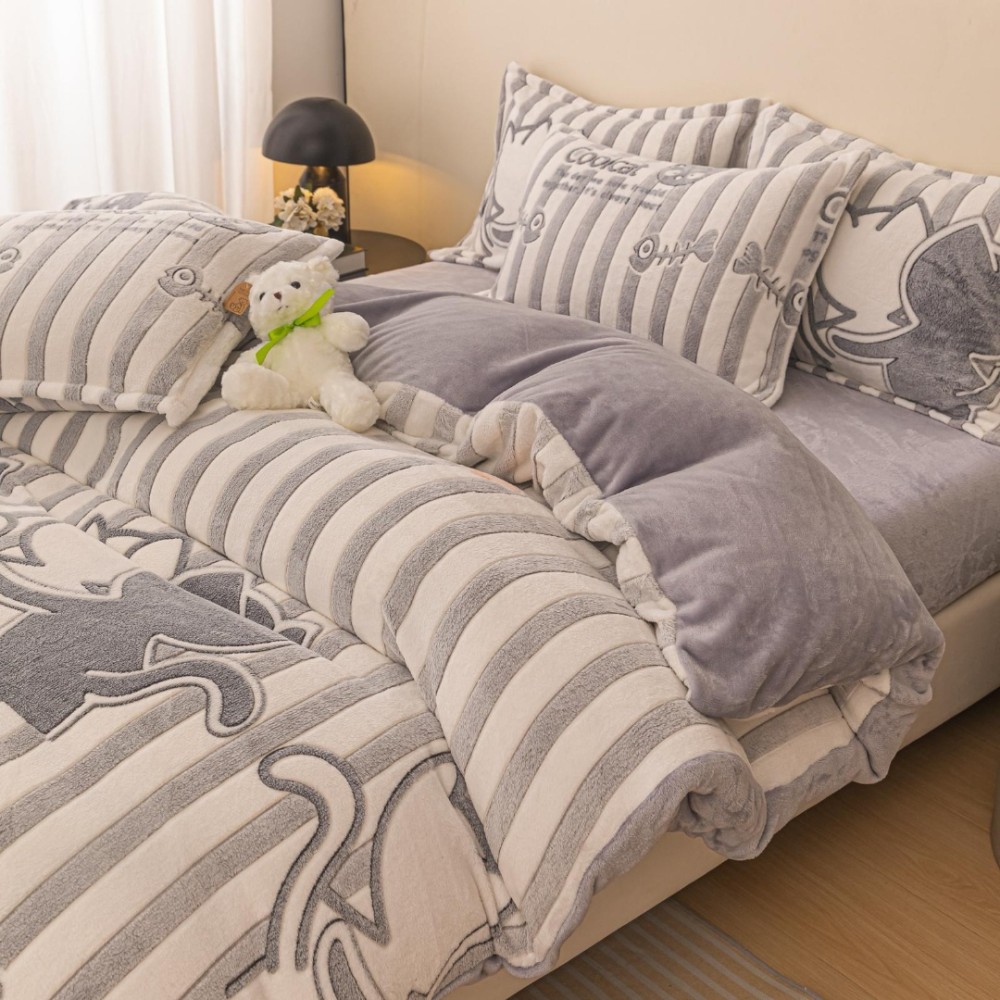 Lenjerie pat dublu, Super Pufoasa COCOLINO,cu ELASTIC, 4 piese, Jojo Home, Alb, Gri, Dungi, Pisicute — imaginea 2