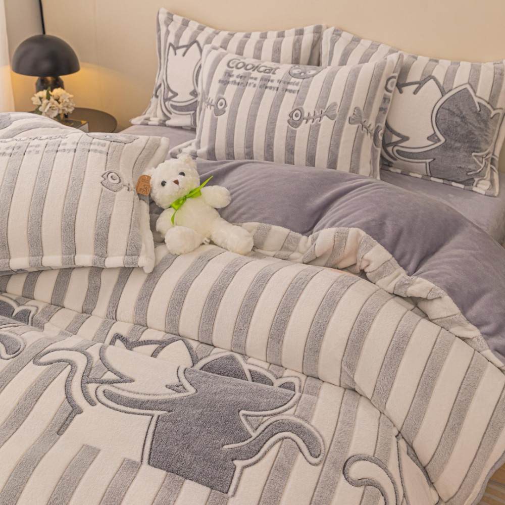 Lenjerie pat dublu, Super Pufoasa COCOLINO,cu ELASTIC, 4 piese, Jojo Home, Alb, Gri, Dungi, Pisicute — imaginea 3
