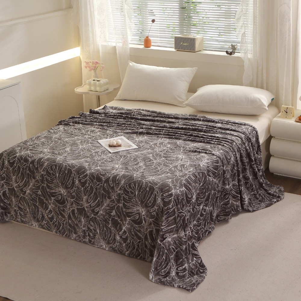 Patura Pufoasa CoCoLiNo (Fleece), 200x230cm, 240gr/m, Negru, Frunze - Rasfatul Perfect pentru Serile Racoroase — imaginea 6