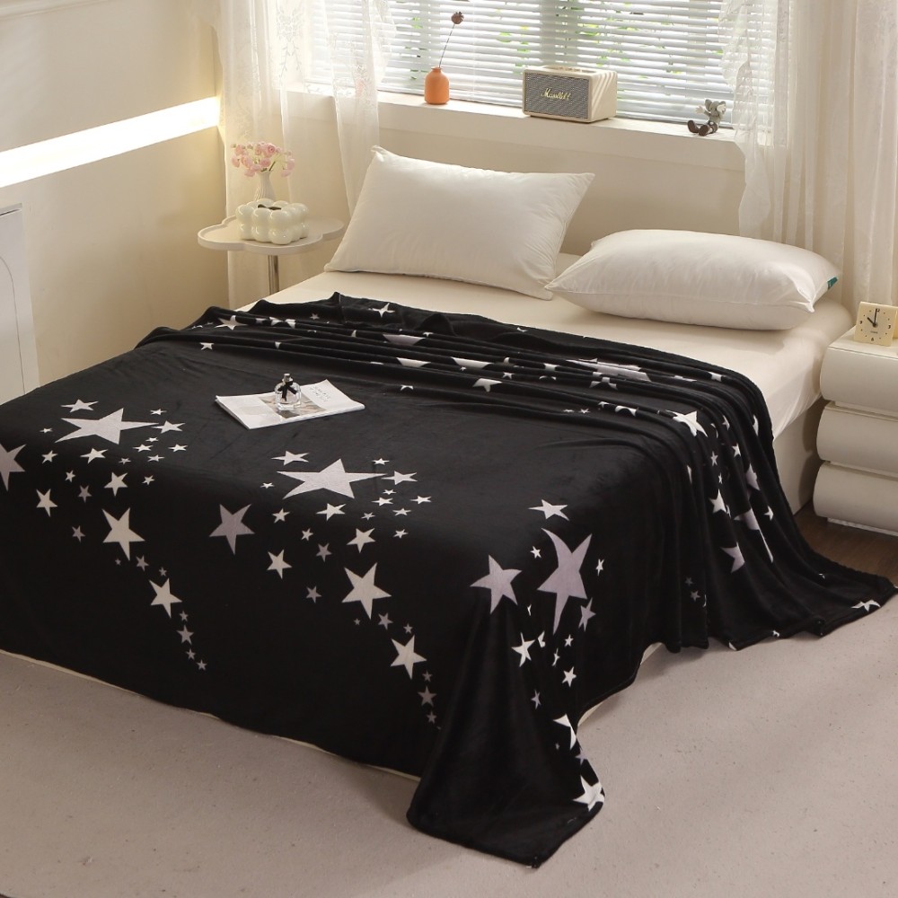 Patura Pufoasa CoCoLiNo (Fleece), 200x230cm, 240gr/m, Negru, Stelute - Rasfatul Perfect pentru Serile Racoroase — imaginea 5