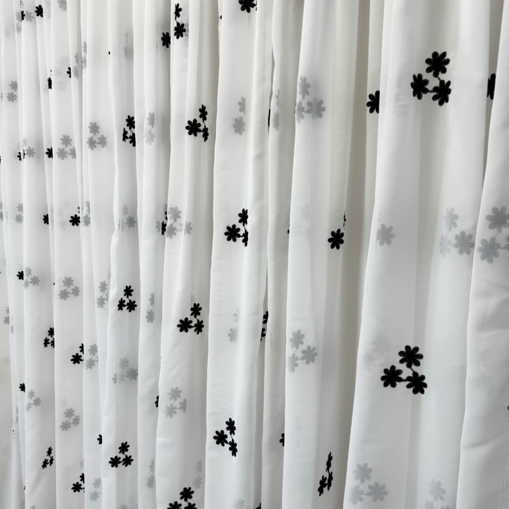 Perdea Anabelle din Voal Brodat , model cu flori negre, Alb, 100cm latime x 260cm inaltime, cu rejansa pt bara – imagine 2