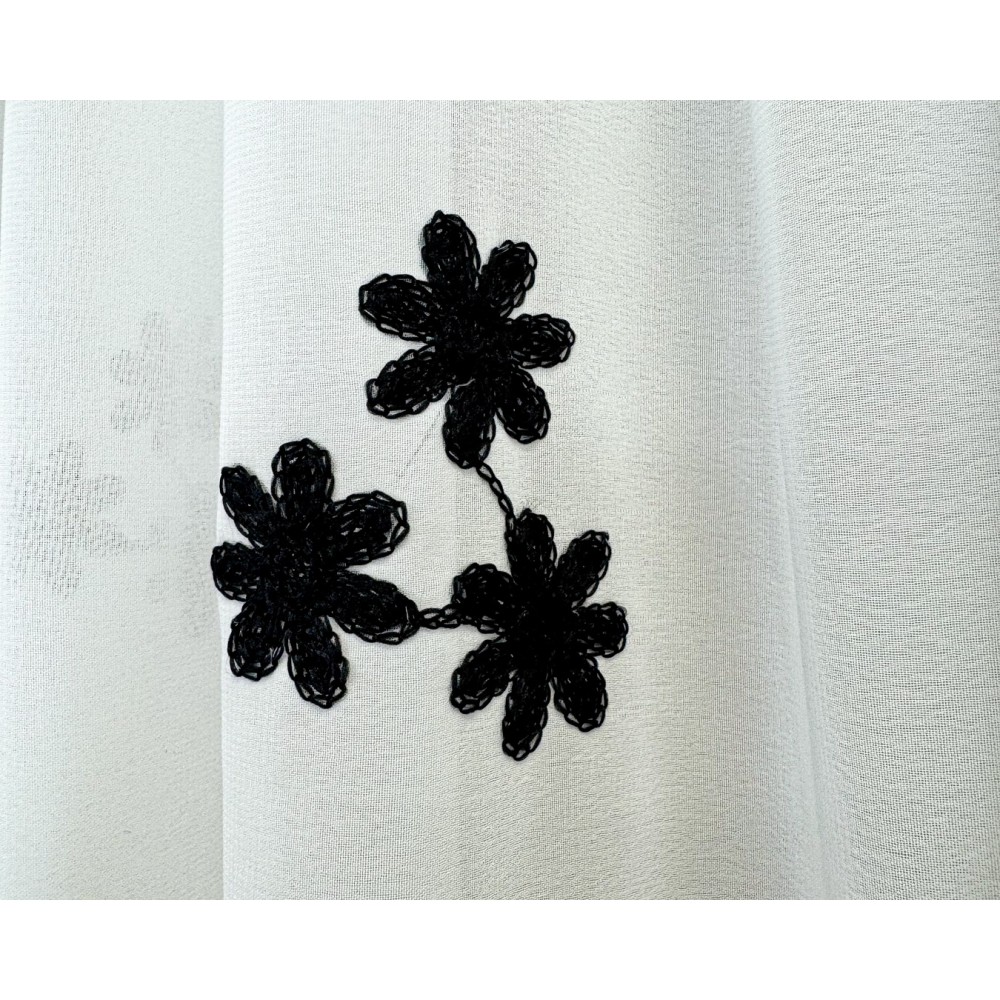 Perdea Anabelle din Voal Brodat , model cu flori negre, Alb, 100cm latime x 260cm inaltime, cu rejansa pt bara – imagine 3