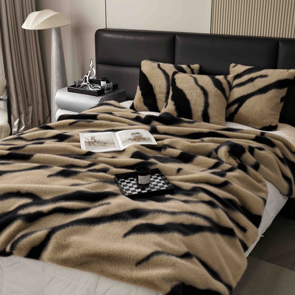 Patura Blanita (Artificiala) de Nurca, Jojo Home, 200x230cm, Bej Nisip, Negru – imagine 2