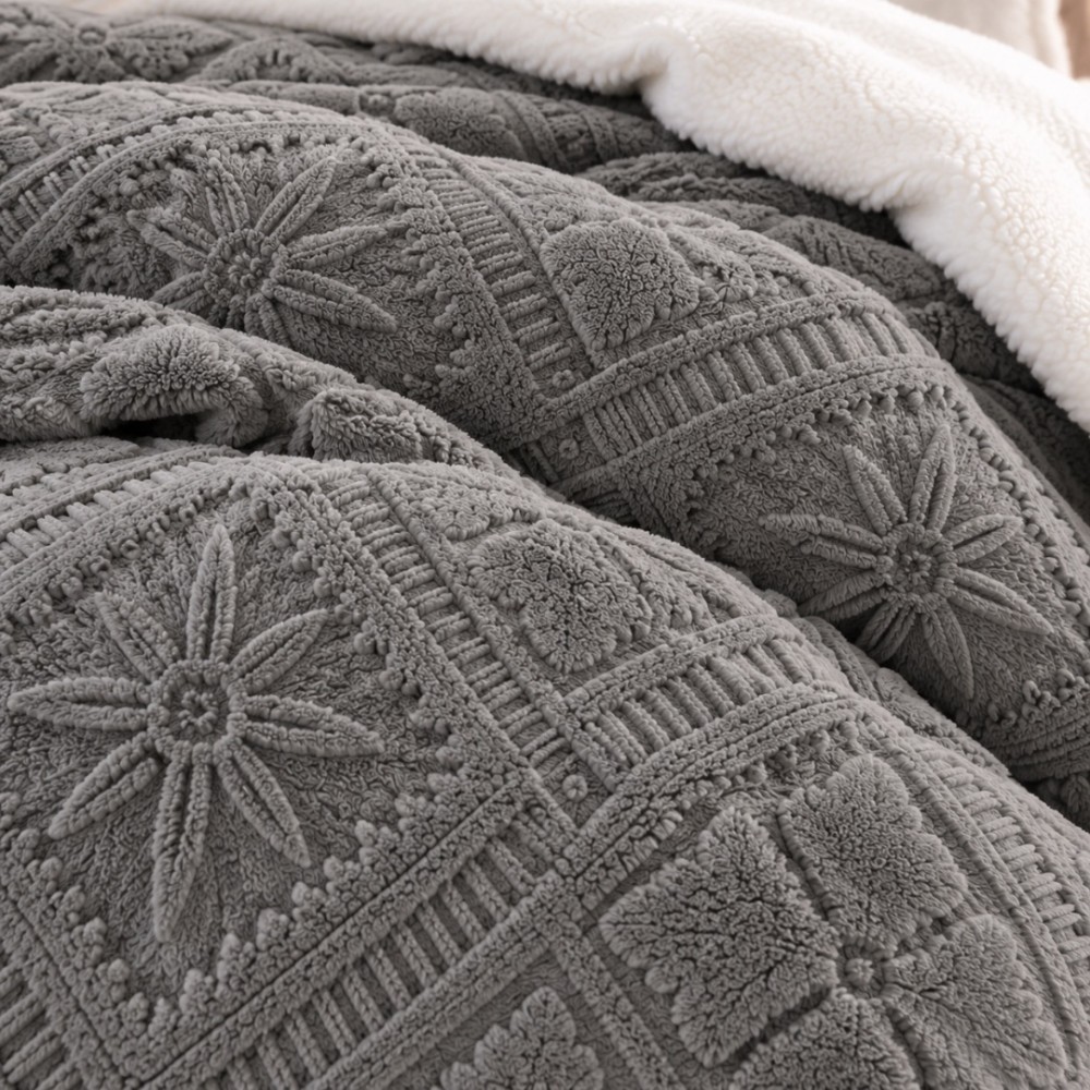 Lenjerie de Pat Dublu, CoCoLiNo Ultra Pufoasa, cu Blanita Sherpa Alba, 4 piese, Cearsaf cu ELASTIC, Model Traditional 3D, Gri inchis — imaginea 6