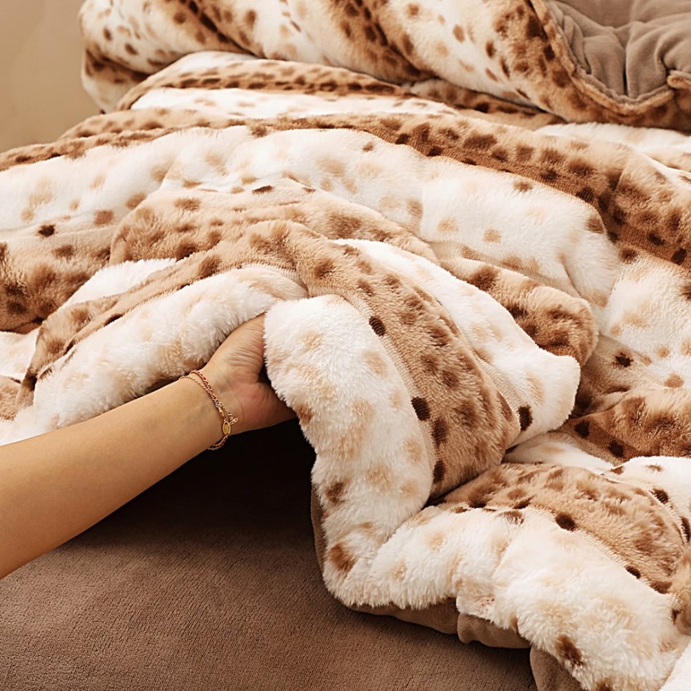 Lenjerie de pat cu Pilota Inclusa, Cearceaf cu Elastic, 6 Piese, Blana de Iepure Artificiala si Catifea, Animal Print, Alb cu Bej — imaginea 9