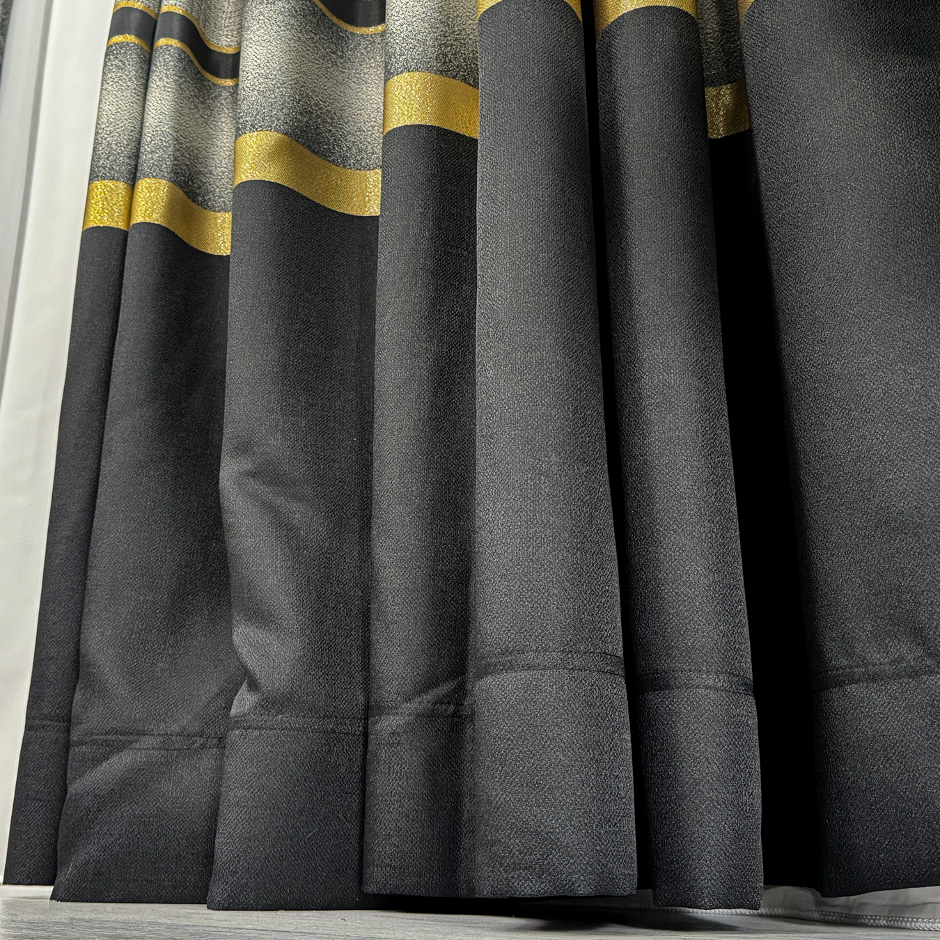 Set 2 Draperii  Elite, tip panou 3 metri latime x 232cm inaltime , Rejansa pt bara ,Negru cu Auriu - 3 | YEO