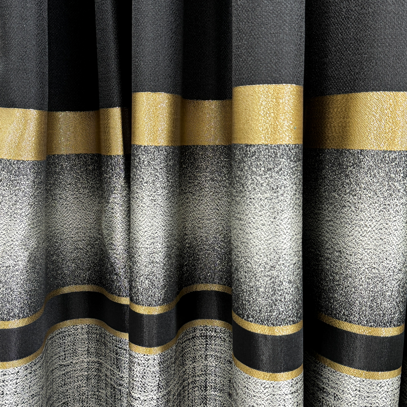 Set 2 Draperii  Elite, tip panou 3 metri latime x 232cm inaltime , Rejansa pt bara ,Negru cu Auriu - 4 | YEO
