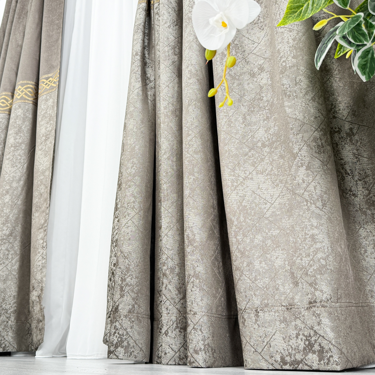 Set de 2 bucati de Draperie Royal, tip panou 3 metri latime x 232cm inaltime x rejansa pt bara, Gri cu Auriu - 3 | YEO