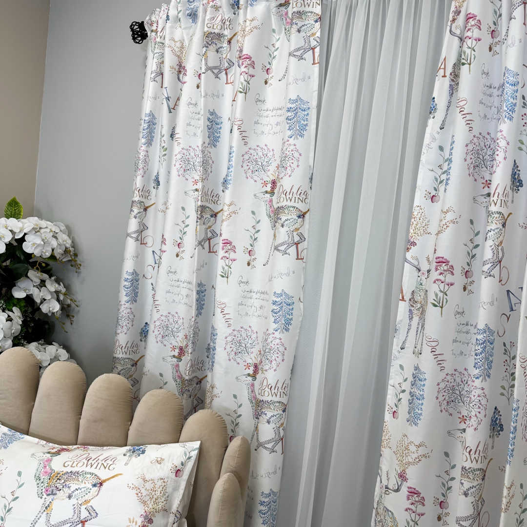 Poze Set Lenjerie Pat Dublu Craciun 4 Piese + 2 Draperii 150x235cm din Bumbac Satin DELUXE – Confort si Eleganta, Fabricat in Romania, Alb, Multicolor Pastel, reni, fulgi de nea, brazi cumparamisim.ro