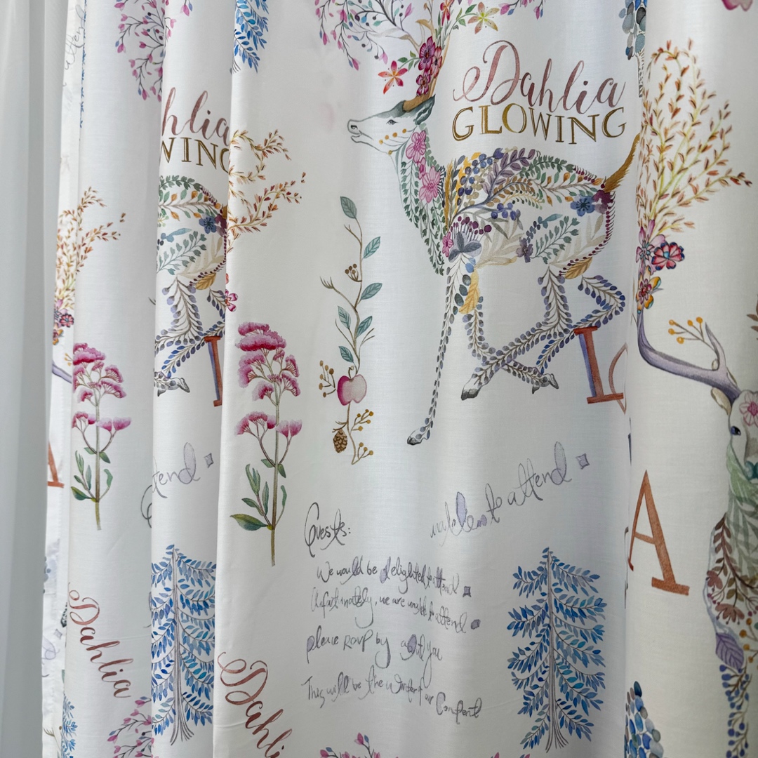 Poze Set Lenjerie Pat Dublu Craciun 4 Piese + 2 Draperii 150x235cm din Bumbac Satin DELUXE – Confort si Eleganta, Fabricat in Romania, Alb, Multicolor Pastel, reni, fulgi de nea, brazi cumparamisim.ro