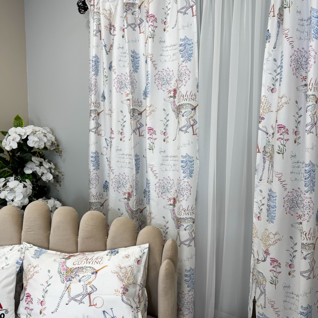 Poze Set Lenjerie Pat Dublu Craciun 4 Piese + 2 Draperii 150x235cm din Bumbac Satin DELUXE – Confort si Eleganta, Fabricat in Romania, Alb, Multicolor Pastel, reni, fulgi de nea, brazi cumparamisim.ro