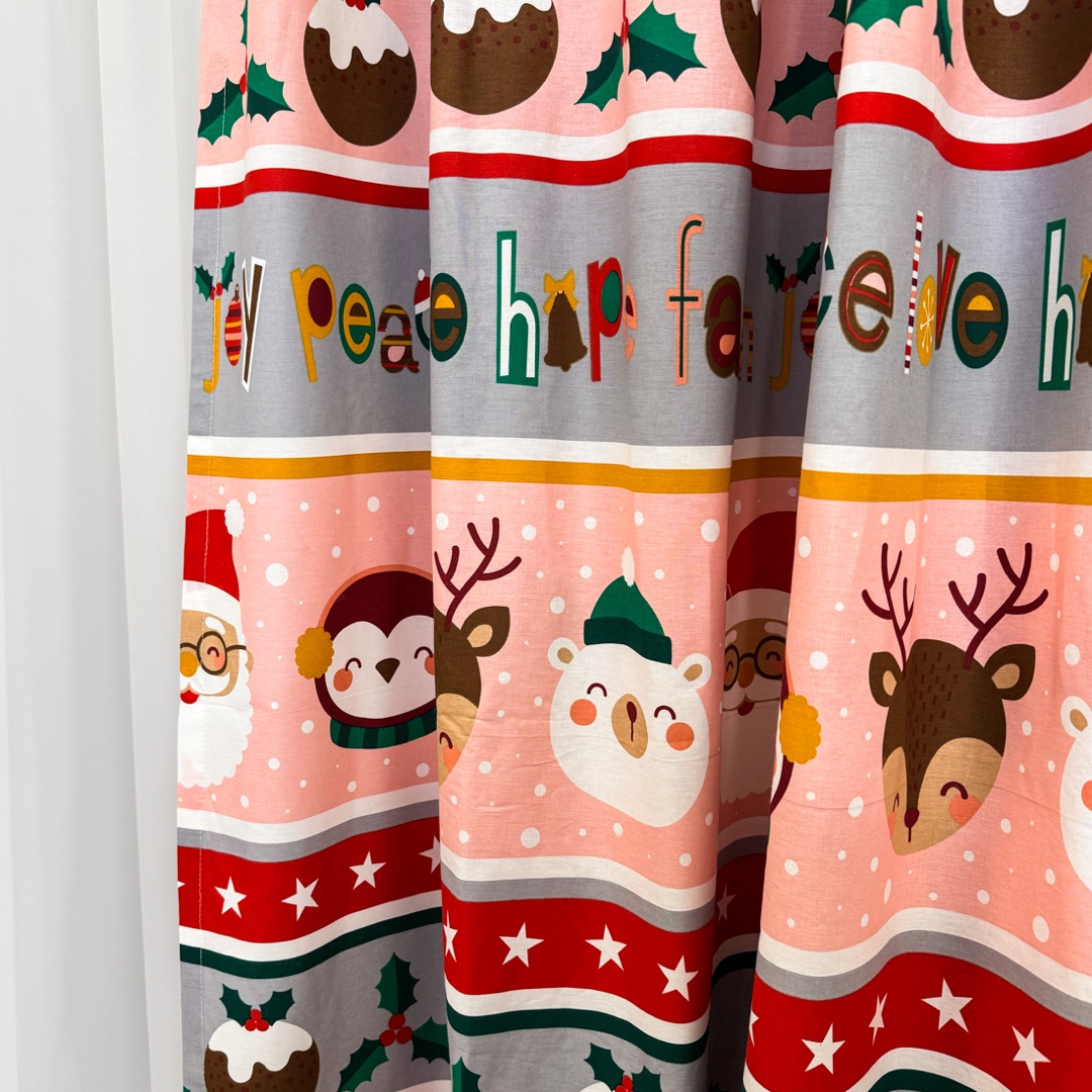 Poze Set Lenjerie Pat Dublu Craciun 4 Piese + 2 Draperii 150x235cm din Bumbac Ranforsat – Confort si Eleganta, Fabricat in Romania, Roz, Gri, Reni, Stelute, Fulgi de Nea cumparamisim.ro
