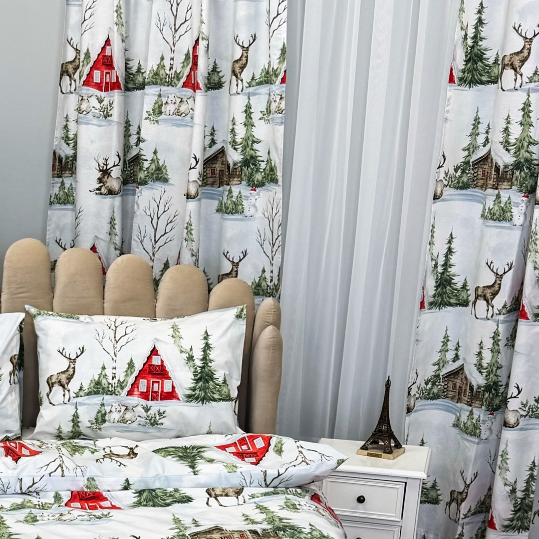 Poze Set Lenjerie Pat Dublu Craciun 4 Piese + 2 Draperii 150x235cm din Bumbac Ranforsat – Confort si Eleganta, Fabricat in Romania, Bleu, Verde, Rosu, peisaj montan de iarna, brazi, cabane, cerbi cumparamisim.ro