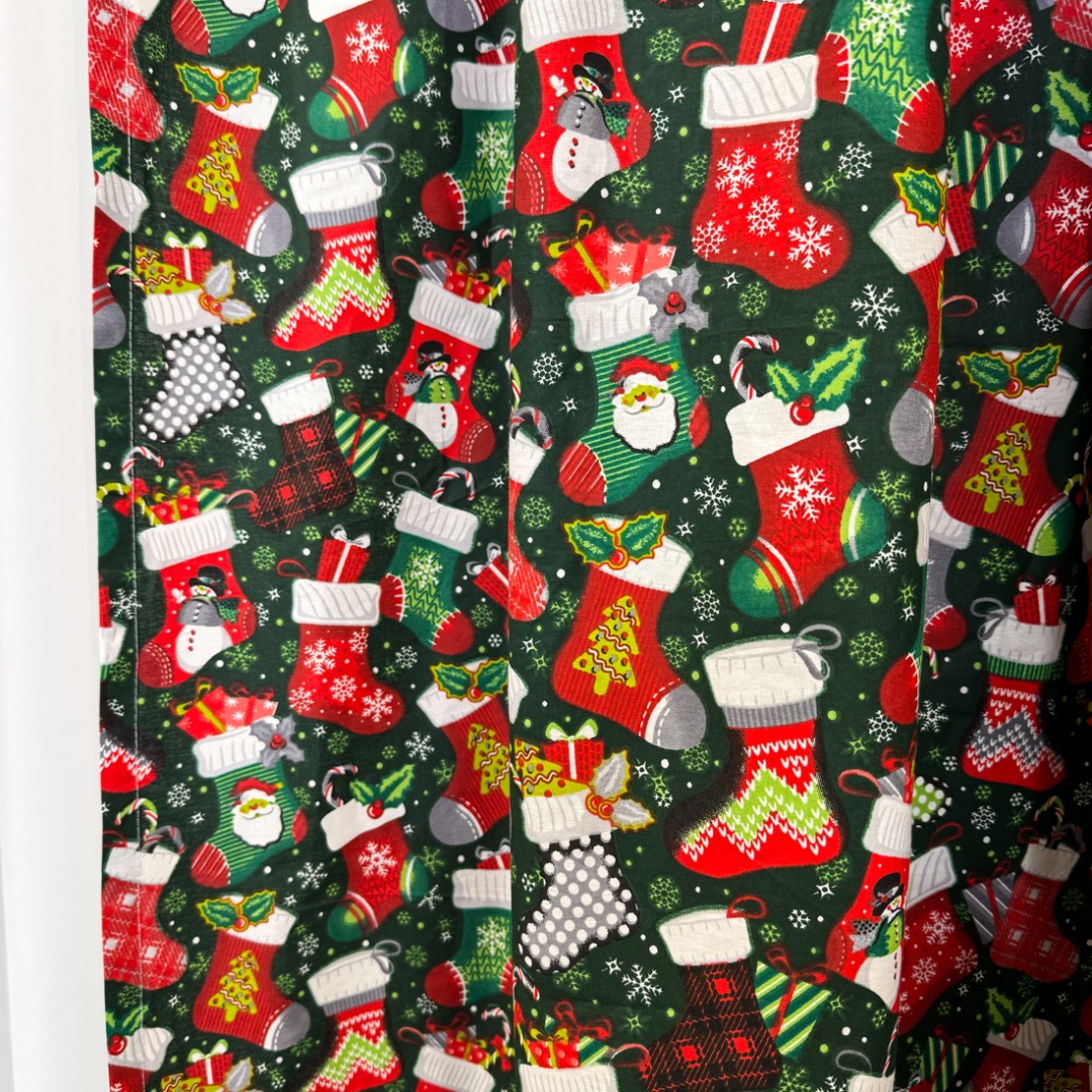 Poze Set Lenjerie Pat Dublu Craciun 4 Piese + 2 Draperii 150x235cm din Bumbac Ranforsat – Confort si Eleganta, Fabricat in Romania, Verde, ciorapii, fulgi de nea cumparamisim.ro