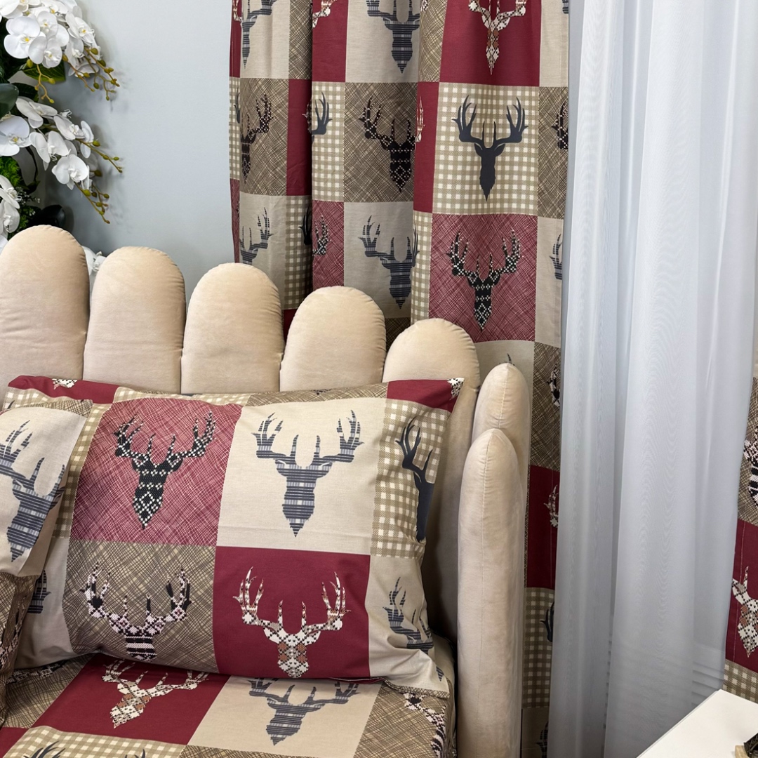 Poze Set Lenjerie Pat Dublu Craciun 4 Piese + 2 Draperii 150x235cm din Bumbac Ranforsat – Confort si Eleganta, Fabricat in Romania, Rosu, Bej, patratele, reni cumparamisim.ro