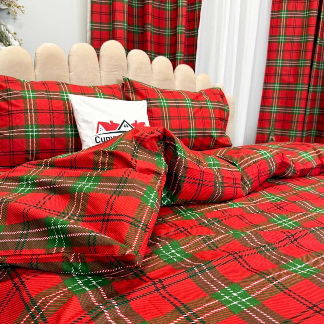 Poze Set Lenjerie Pat Dublu Craciun 4 Piese + 2 Draperii 150x235cm din Bumbac Ranforsat – Confort si Eleganta, Fabricat in Romania,Rosu, Verde, Carouri cumparamisim.ro