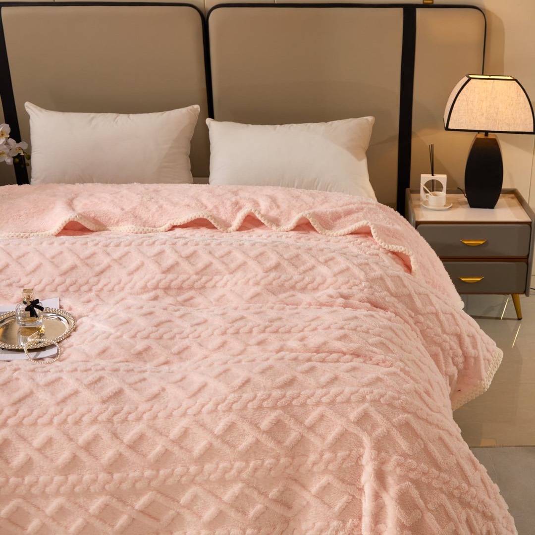 Patura Premium, 200x230cm, CoCoLiNo, Grofata, cu Model 3D Tip Tricotaj si Bordura din Blanita Contrastanta – Eleganta si Caldura Absoluta, Roz Pal - 1 | YEO